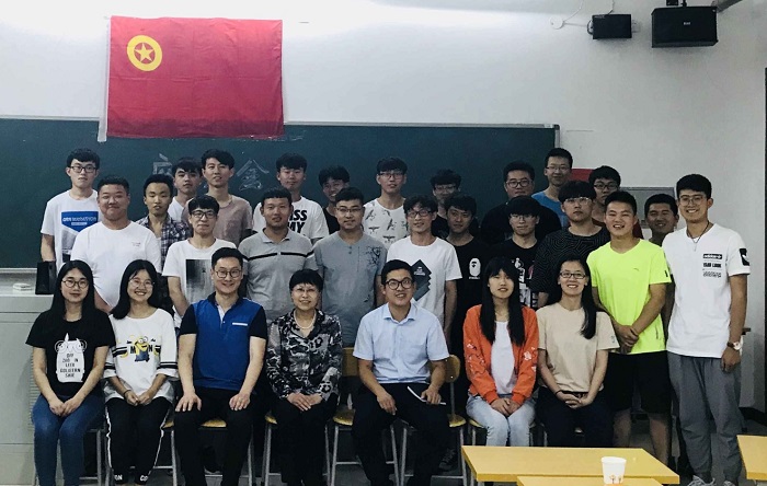 与韩校长合影.jpg